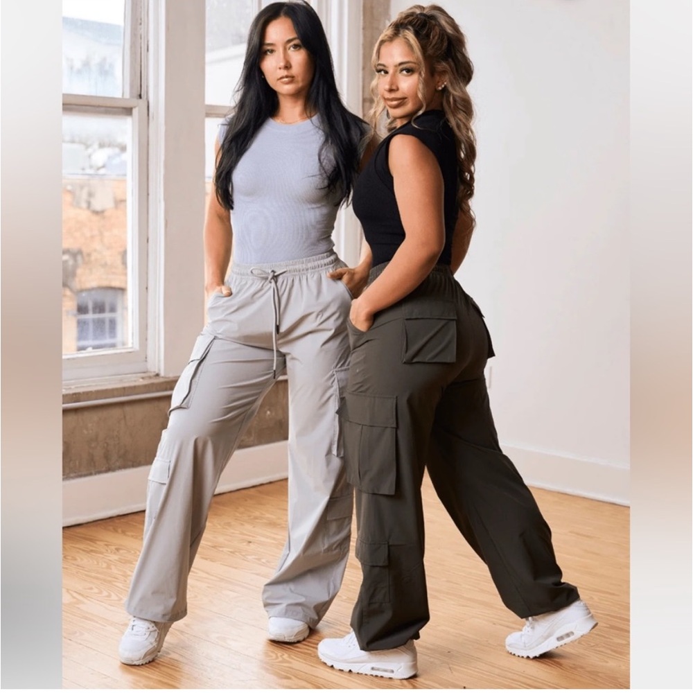 YoungLA Women’s Travel Cargo Joggers in Black, Like New